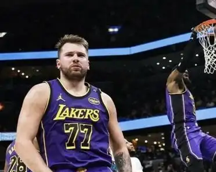 包含爵士血洗湖人，拉塞尔打破历史纪录的词条