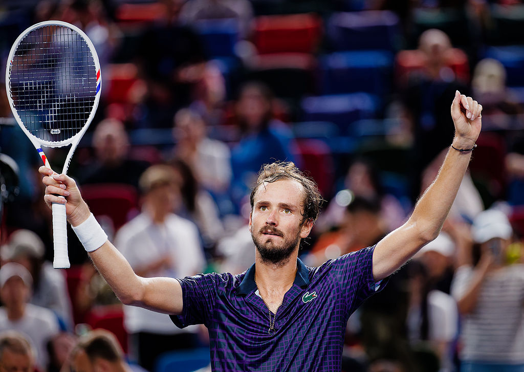 包含法国网球队完胜西班牙网球队，梅德韦杰夫制霸全场的词条