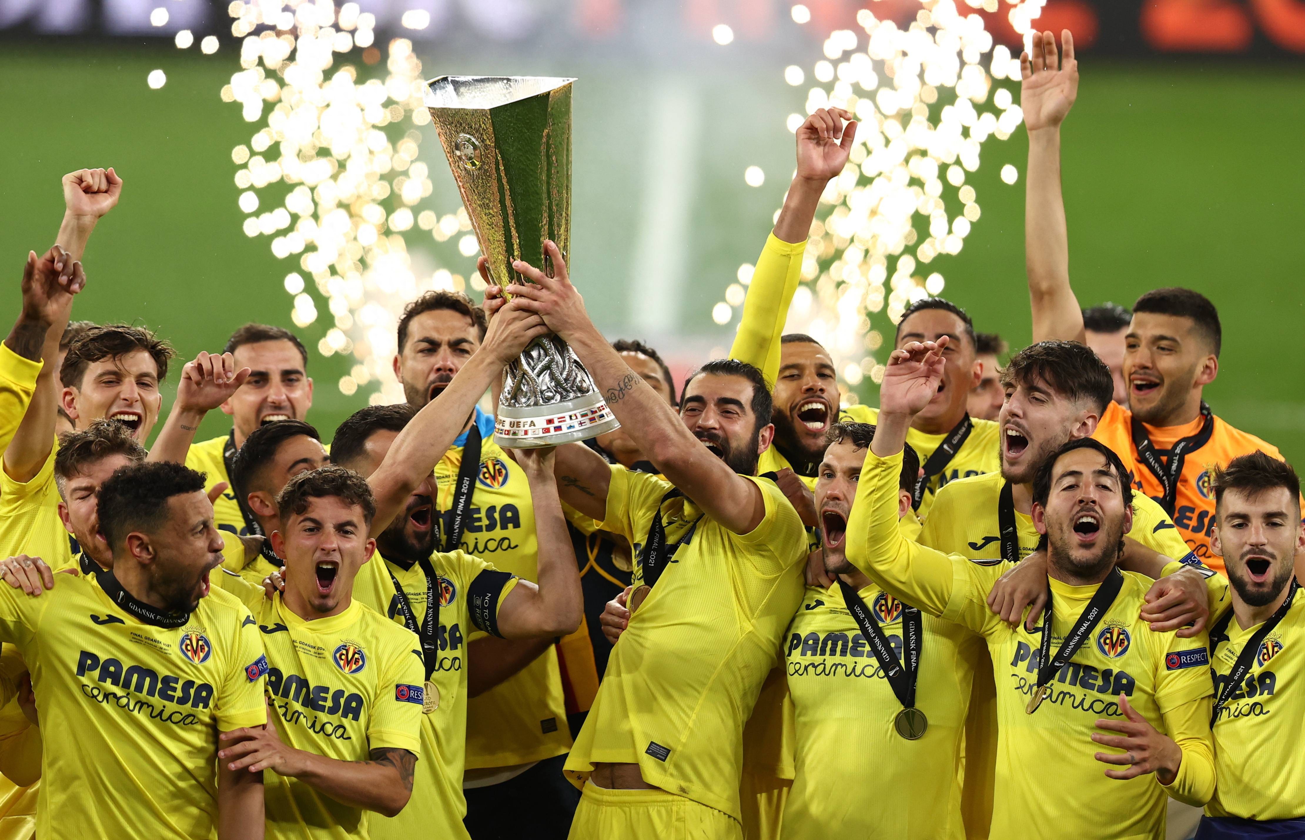 欧洲杯传奇谢幕，球迷泪洒赛场