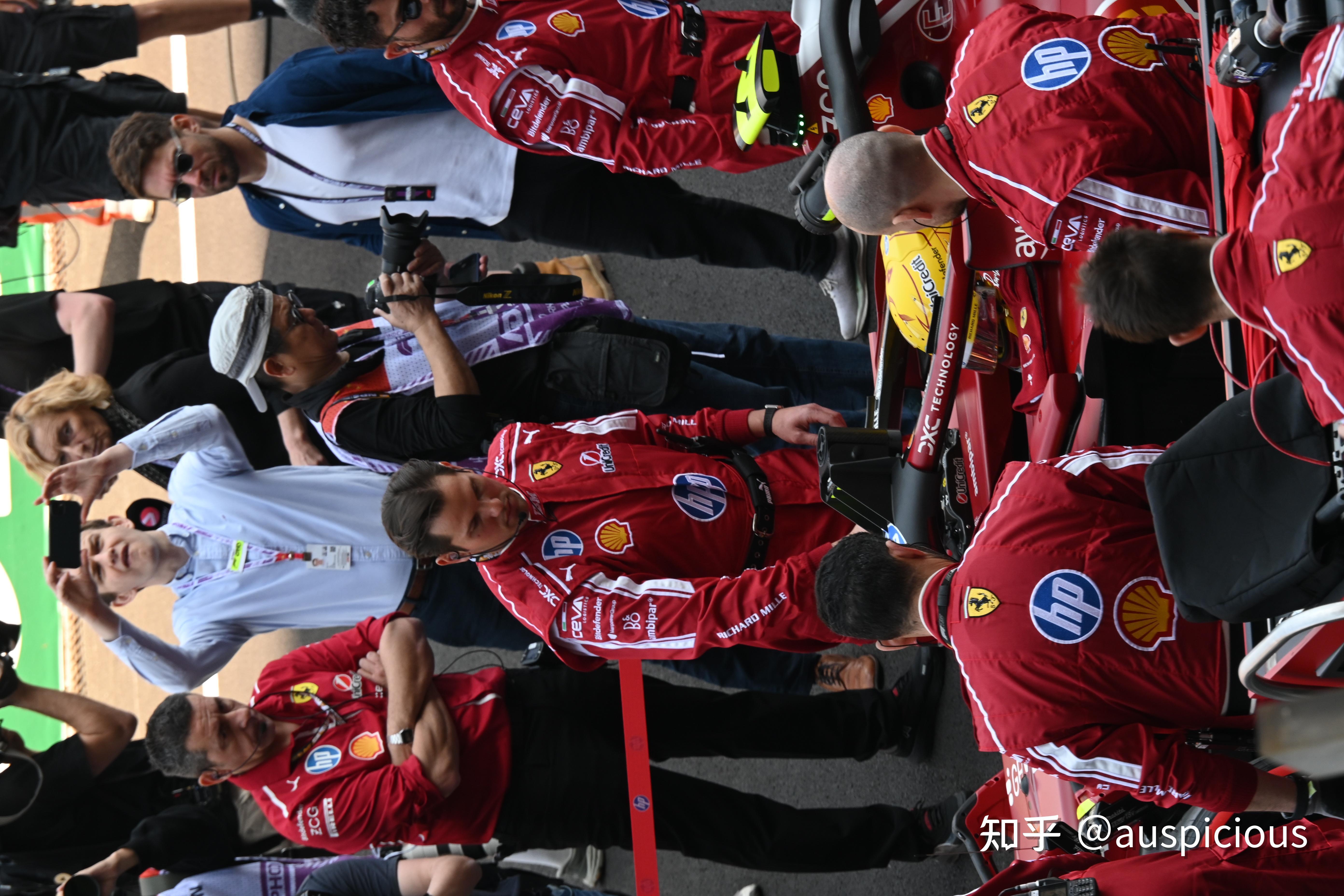 哈斯车队鏖战红牛车队，阿隆索统治全场的简单介绍