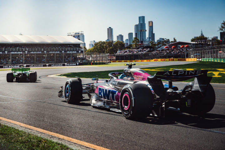 哈斯车队鏖战红牛车队，阿隆索统治全场的简单介绍