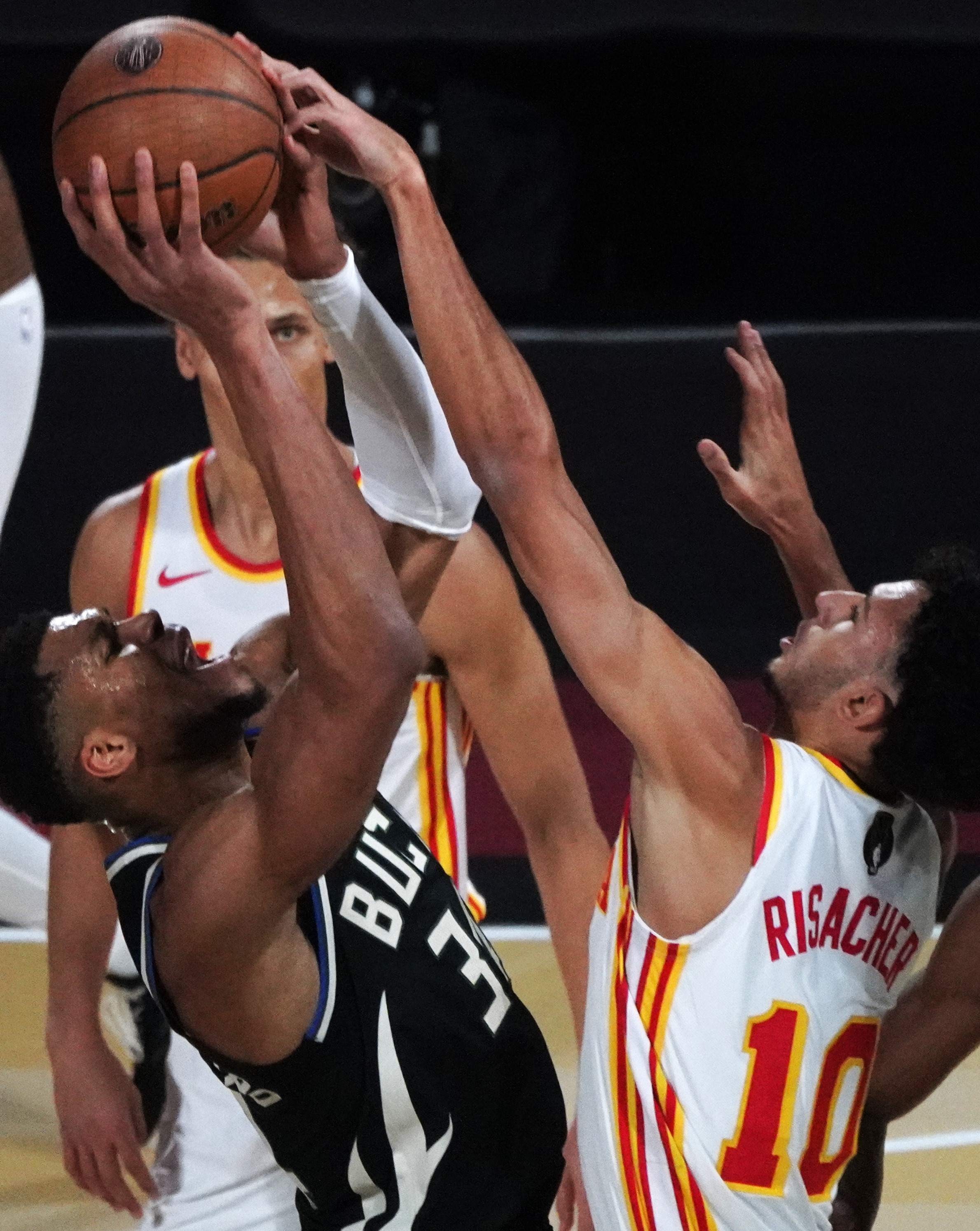 雄鹿横扫新疆队，乔治带队取胜