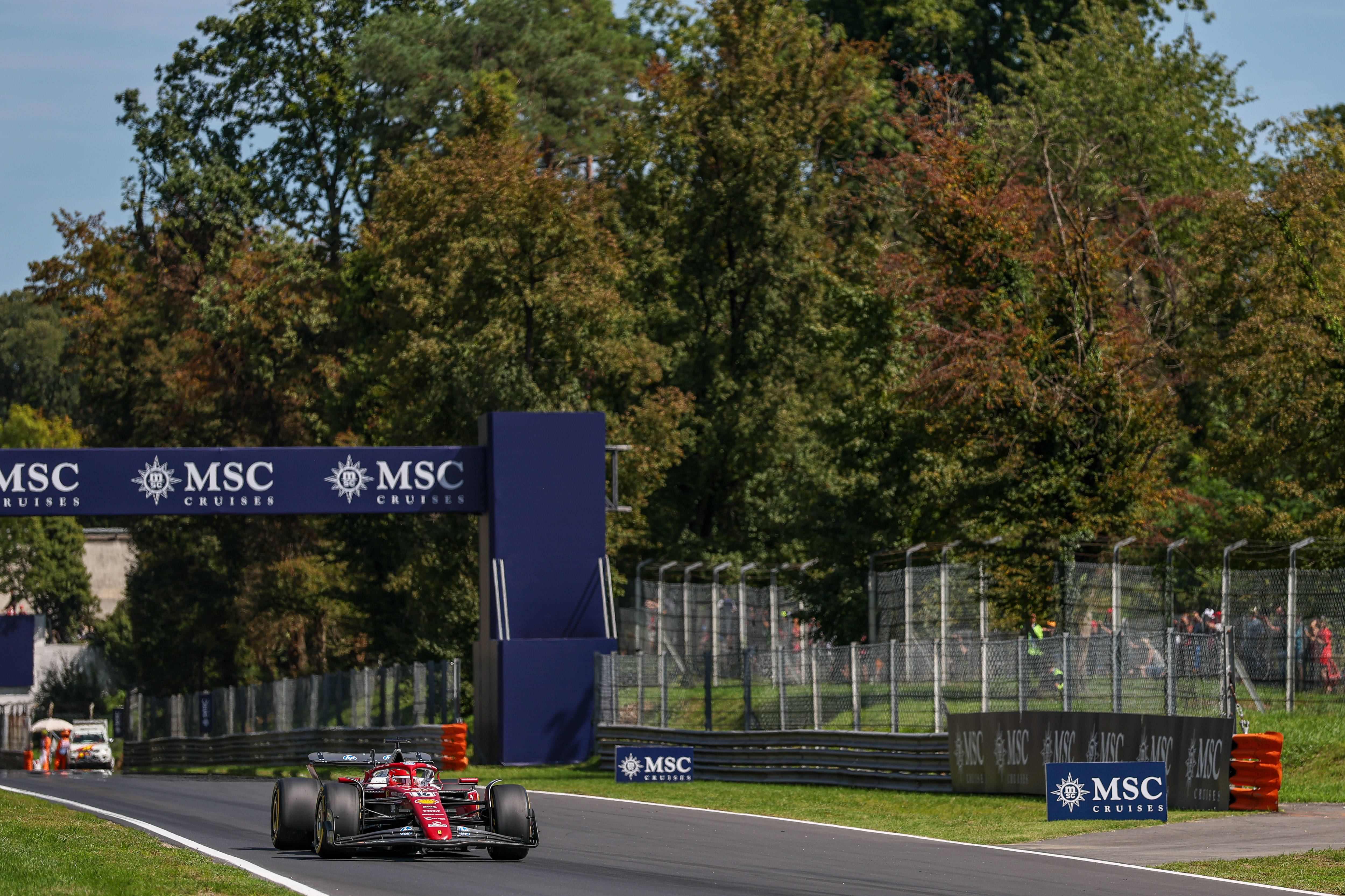 红牛车队鏖战迈凯伦，汉密尔顿扛起全队