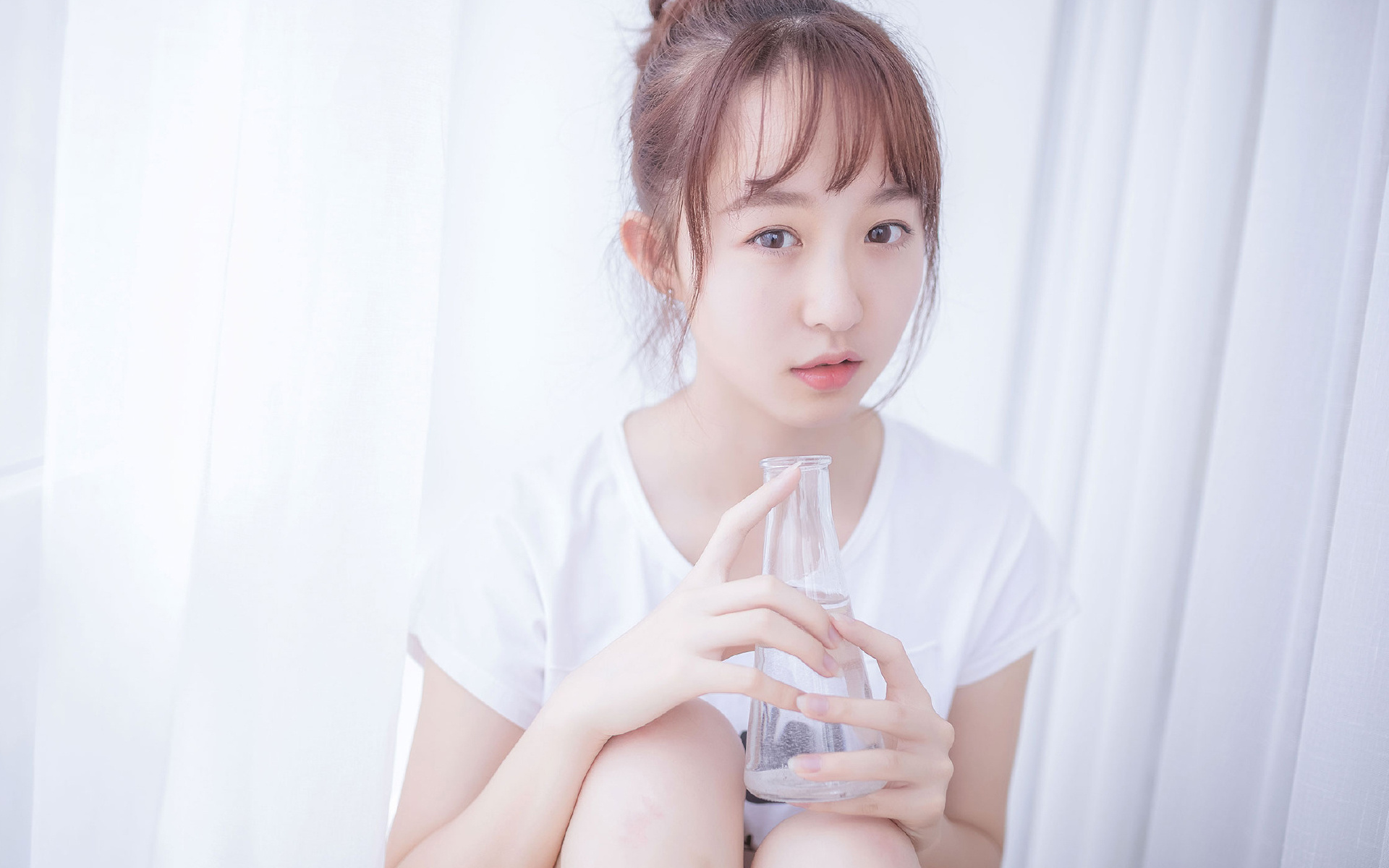 暴雨中的闪电，当弗拉霍维奇爆发照亮厄瓜多尔的压制之夜